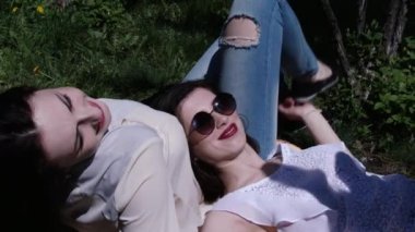 Mutlu üç arkadaşın ateş park City, ağır çekim, 4k eski sinema Uhd Ultrahd