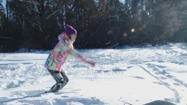 genç kız kızak kış Park, oyun içinde kartopu, yavaş hareket, 4 k, Uhd, Ultrahd