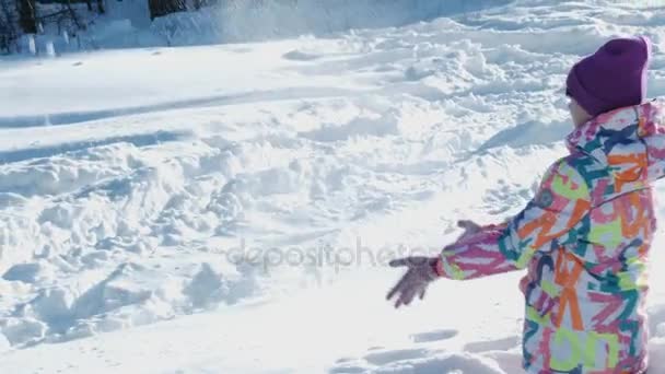 Teen flicka släde i Vinterparken, spela i snöbollar, slow motion, 4k, Uhd, Ultrahd — Stockvideo