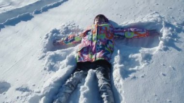 genç kız melek karda yapmak, içinde kartopu oynamak, yavaş hareket, 4k, Uhd, Ultrahd