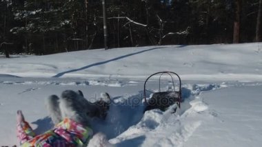 genç kız kızak kış Park, oyun içinde kartopu, yavaş hareket, 4 k, Uhd, Ultrahd