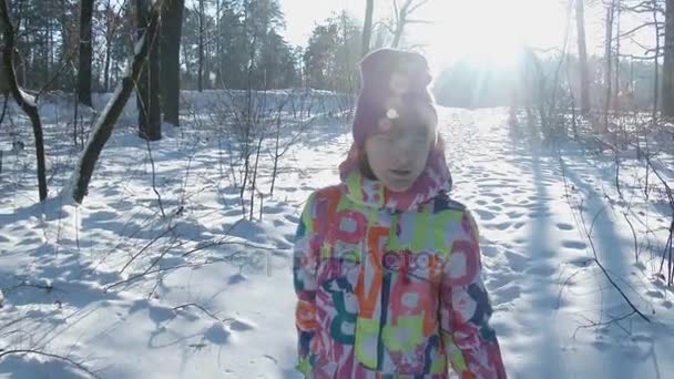 겨울 공원, 놀이에서 십 대 소녀 썰매 눈덩이, 슬로우 모션, 4 k, Uhd, Ultrahd — 비디오