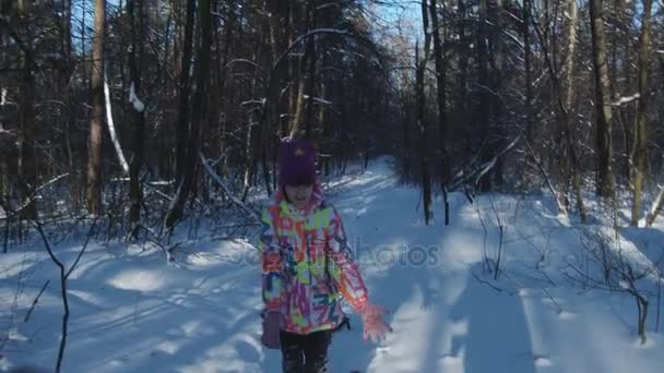 Teen girl slitta nel parco invernale, giocare a palle di neve, rallentatore, 4K, UHD, UltraHD — Video Stock
