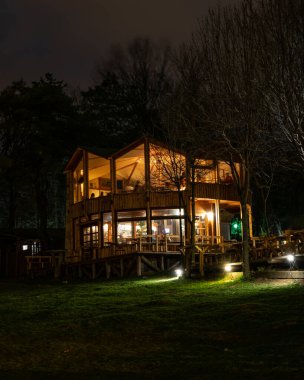 Gece boyunca ormanda bir kulübe.