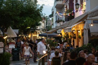 Akşamları Atina, Yunanistan 'ın merkezinde kalabalık açık hava restoranları