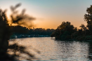 Gün batımında Sava nehrinin kıyı manzarası