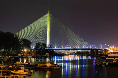Ada Köprüsü gece aydınlandı, Belgrad 'ın ünlü modern simgesi