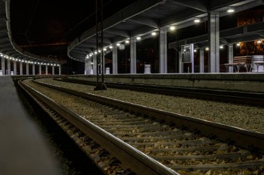Belgrad, Sırbistan - Geceleri boş tren istasyonunda platform görüntüsü