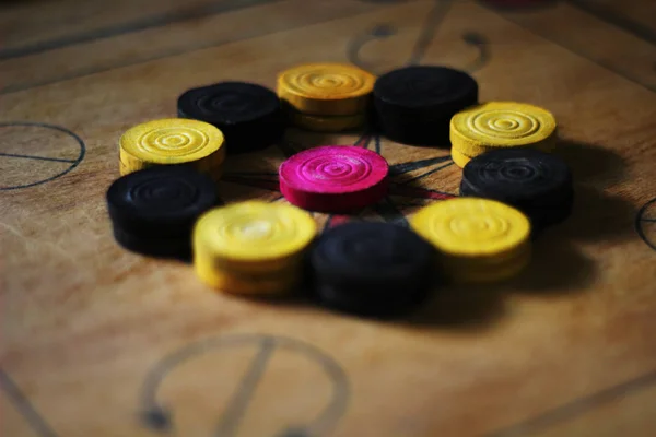 Un juego de carom set y listo para jugar.Un juego de carrom con piezas carrom hombre en el tablero carrom.Carom juego de mesa, enfoque selectivo . —  Fotos de Stock