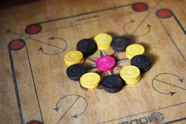 Un juego de carom set y listo para jugar.Un juego de carrom con piezas carrom hombre en el tablero carrom.Carom juego de mesa, enfoque selectivo . —  Fotos de Stock