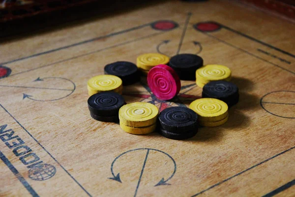 Hra carom set a připraven ke hrát.Hra carrom s kousky carrom muž na palubě carrom.Carom deskové hry, selektivní zaměření. — Stock fotografie