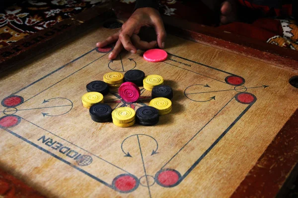 Un juego de carrom con piezas hombre carrom en el juego de mesa carrom.Carom, enfoque selectivo . —  Fotos de Stock