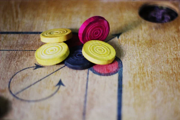 Карром із шматочками на дошці carrom man - stacking.A game of carom set and ready to play — стокове фото