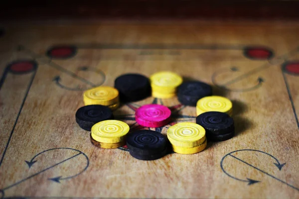 Un gioco di carambola impostato e pronto a giocare.Un gioco di carrom con pezzi carrom uomo sul carrom.Carom gioco da tavolo, messa a fuoco selettiva . — Foto Stock