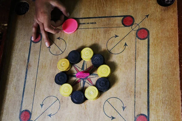 Ett spel av karrom med bitar karrom man på kartongen carrom.Carom brädspel, selektivt fokus. — Stockfoto