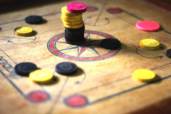 Un gioco di carrom con pezzi carrom uomo sul carom bordo - impilare.Un gioco di carom set e pronto a giocare — Foto Stock