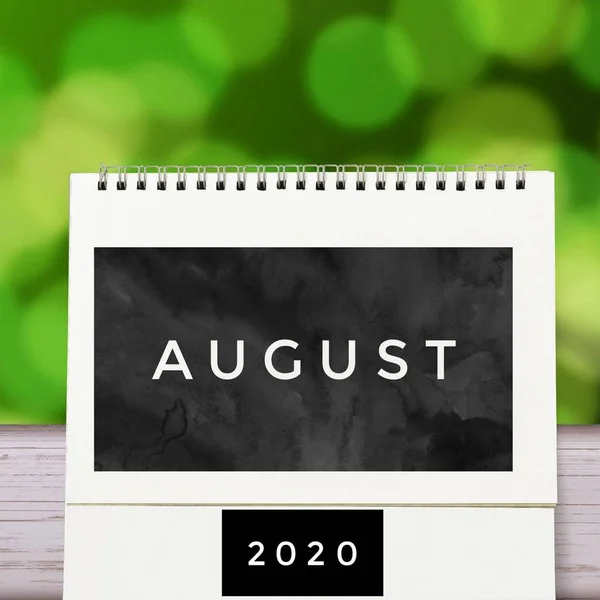 Biały pusty papier biurko spirala Sierpień kalendarz na drewnie z zielonym abstrakcyjnym tle. Kalendarz 2020 i pusty miesiąc lub data wprowadzenia tekstu i numerów. — Zdjęcie stockowe