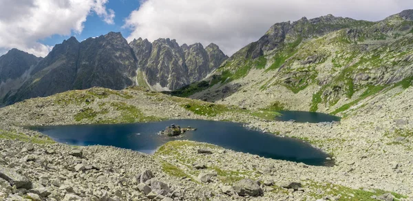 Wunderschöner Bergsee unter dem rauen Berg — Stockfoto