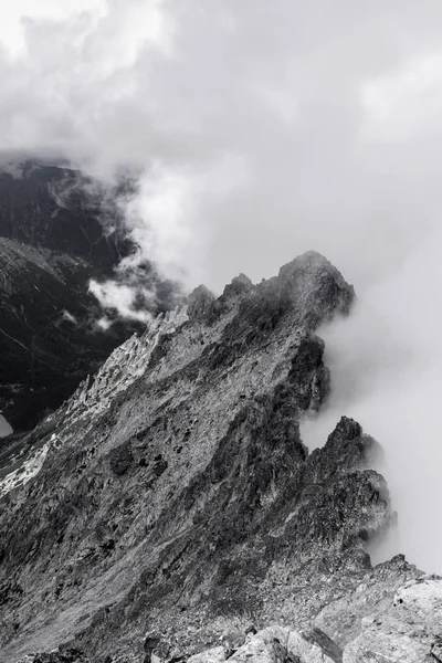 Βουνό κορυφογραμμή σε σύννεφα — Φωτογραφία Αρχείου