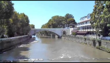 Güneşli bir yaz gününde Soçi nehri