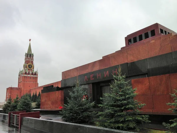 莫斯科红色广场上的列宁陵墓和Spasskaya塔 — 图库照片