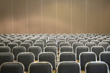 Katılımcılar için hazırlanmış siyah boş koltuklar 