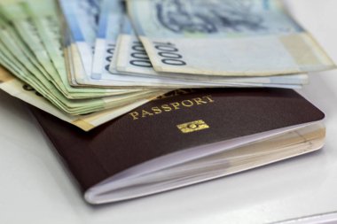 Bangkok / Tayland-27 Aralık 2019: Pasaportu olan kişiler, bavulla seyahat için para
