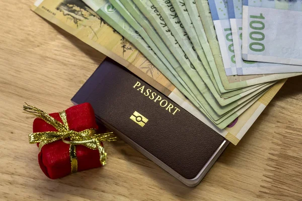 Bangkok / Tailandia-Diciembre 27,2019: Las personas que tienen pasaportes, dinero para viajar con equipaje para el — Foto de Stock