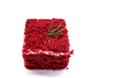 Beyaz arka planda izole edilmiş kırmızı kadife pasta.