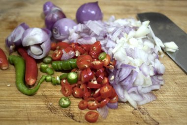 Ekşi meyveli yemek için tatlı balık sosu.