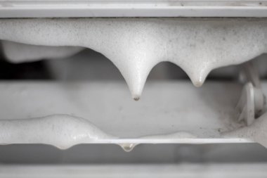 Klimayı temizlemek için elektrikli süpürge kullanarak teknisyen servisini kapat.