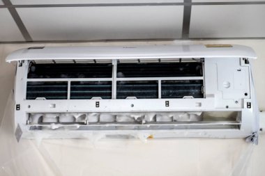 Klimayı temizlemek, teknisyen servisi, klimayı temizlemek için elektrikli süpürge kullanmak.