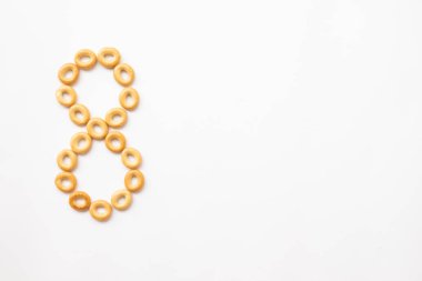 8 numara beyaz arkaplandaki kurabiyelerden yapılmış ve mesaj için yeri var. Okul ya da diyet düzeni