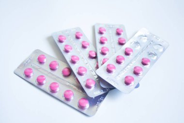 Grip, virüs ve enfeksiyon için ilaçlar. İzolasyon ve temassız ödeme kavramı. Virüsün ev tedavisi