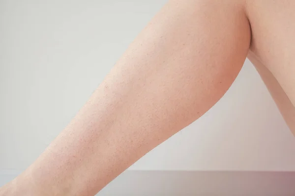 Unshaven, hairy legs of a woman before hair removal. concept of smooth skin without hair, spa concept — Stock Photo, Image