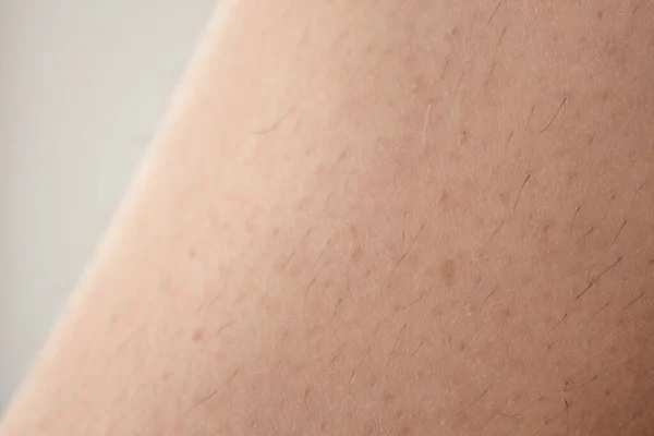 Piernas peludas y sin afeitar de una mujer antes de depilarse. concepto de piel lisa sin pelo, concepto de spa —  Fotos de Stock