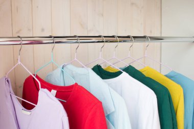 Bahar-yaz gardırobu. Dolaptaki askıda çok renkli giysiler var. Karantina, boş zaman aktiviteleri