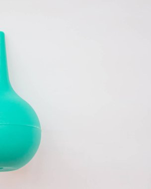 Beyaz arka planda tıbbi lavman. Tıp konsepti. Üst Manzara. Model yap. Düz konum