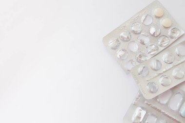 Boş ilaç paketi beyaz arka planda kapanıyor. Üst Manzara. Model yap. Düz konum.