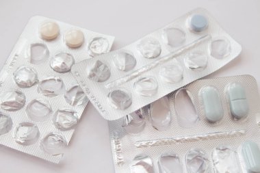 Boş ilaç paketi beyaz arka planda kapanıyor. Üst Manzara. Model yap. Düz konum.