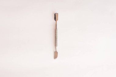 Beyaz arka planda manikür için metal satıcı. Üst Manzara. Model yap. Düz konum.