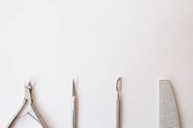  Beyaz arka planda manikür seti: makas, satıcı, tırnak törpüsü, maşa. profesyonel pedikür aracı