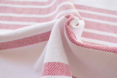 Beyaz ve ahududu renginde pamuklu ekose..