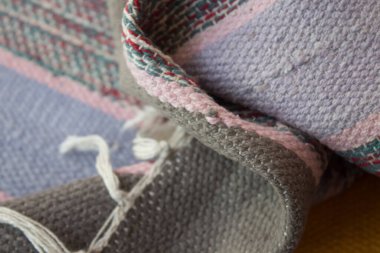 Pamuk halı yakın plan. Büyük ipliklerle örülmüş halı..