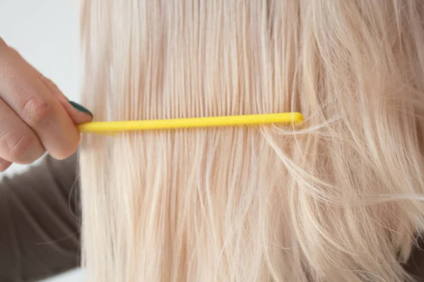 Una Joven Está Tratando Peinarse Peine Pelo Blanqueado Quebradizo — Foto de Stock