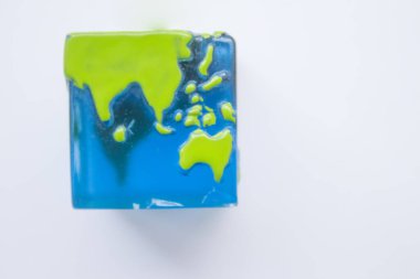  Kare küre, beyaz arka planda Dünya gezegeni. Toprak Günü, Üst Manzara, Düztaban.