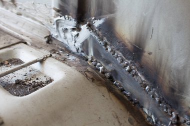 Kaynaklanmış metal. Metal bir boruyu kaynaklıyorum. Kaynak makinesi kavramı.