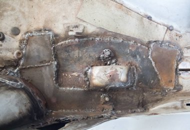  Araba kaynakçılığı. Arabanın gövdesinde kaynak izleri var. Otomatik tamir kavramı.