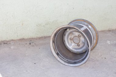  Bir ustanın tekerlek ayarlaması, el işi. Geniş otomatik sürücüler.