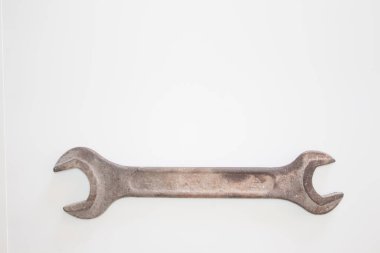 Beyaz ve metal arka planda eski paslı anahtar. Farklı boyutlarda anahtarlar. Metin için kopyalama alanı olan kart.